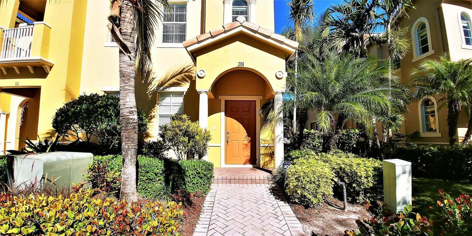127 Seagrape Drive, #201