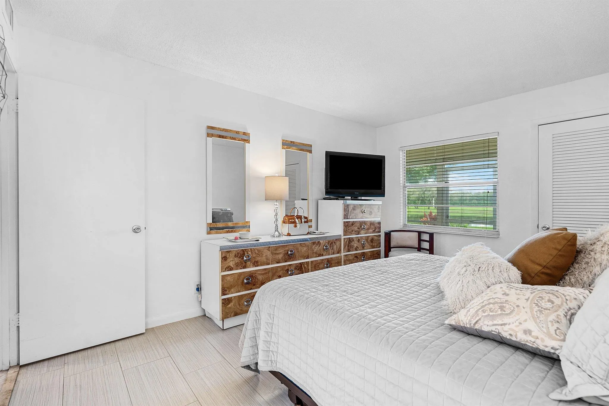 1045 Lincoln C