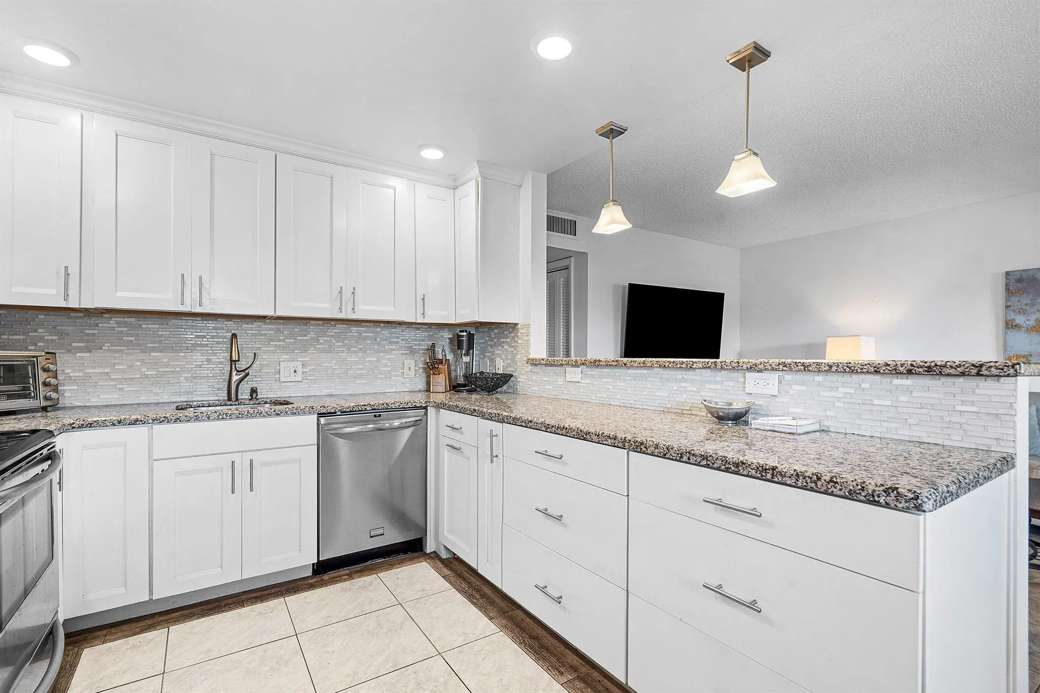 1045 Lincoln C