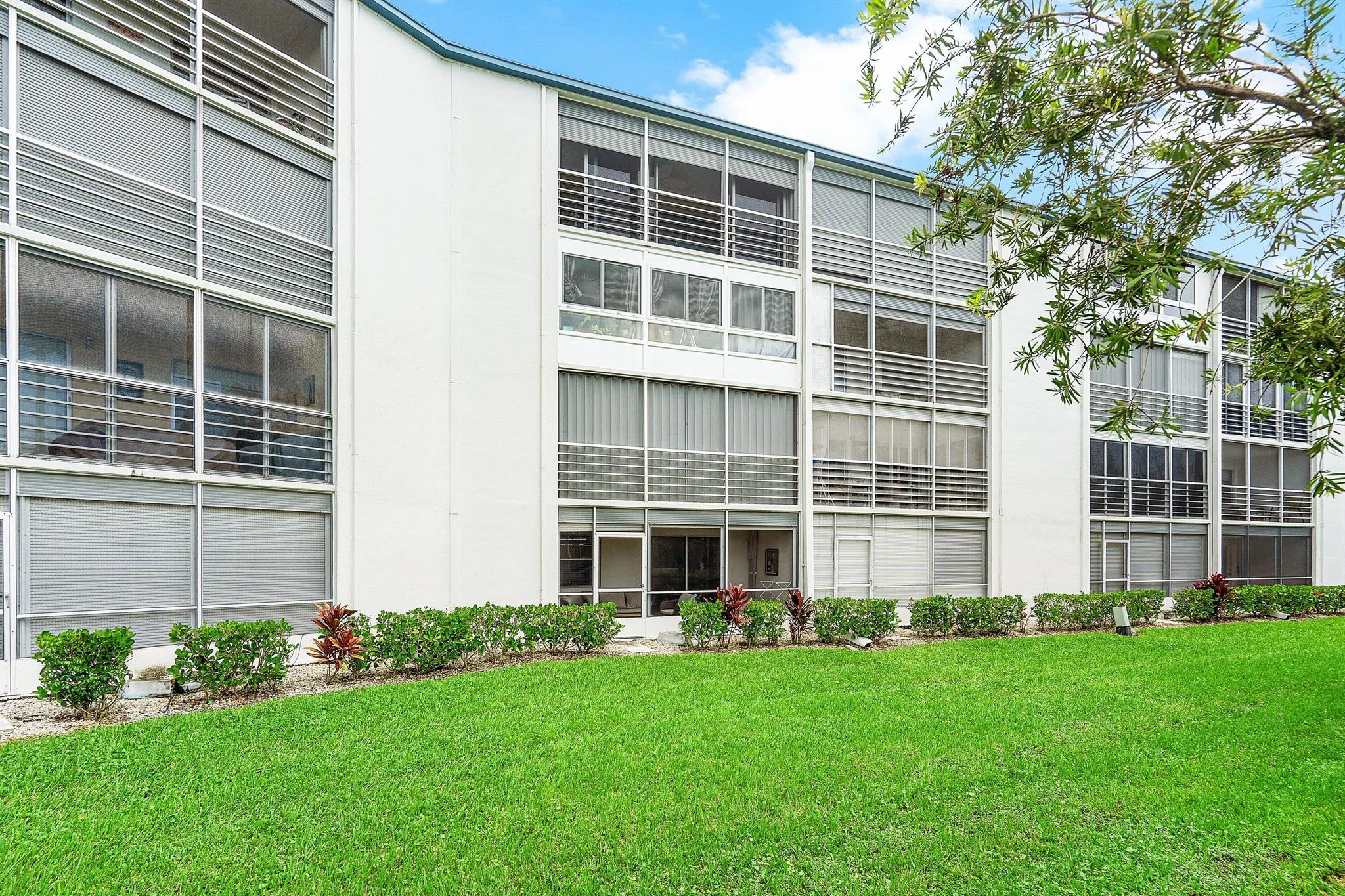 1045 Lincoln C