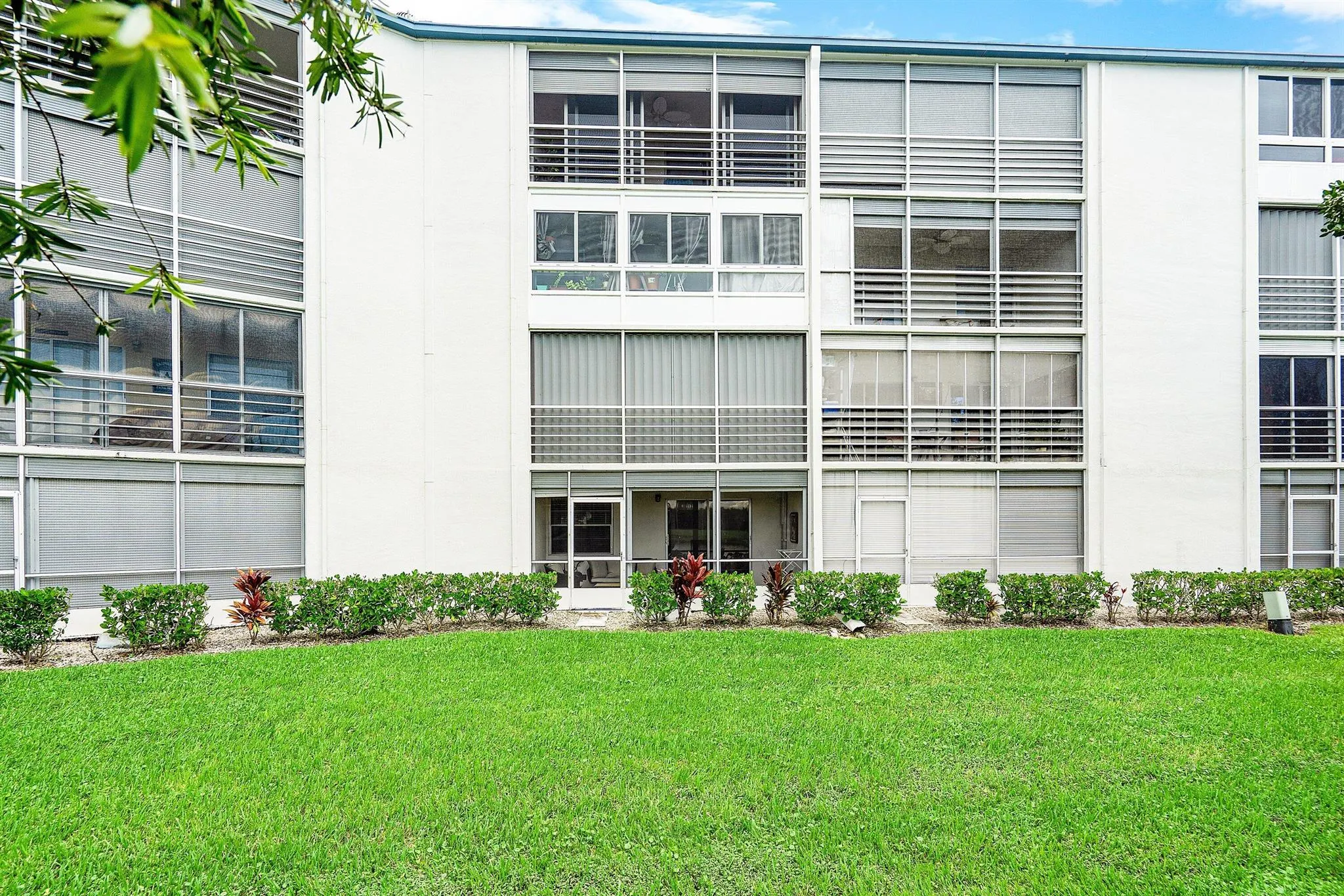 1045 Lincoln C