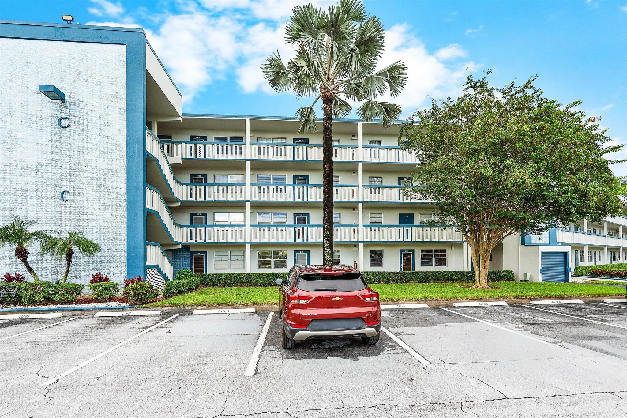 1045 Lincoln C