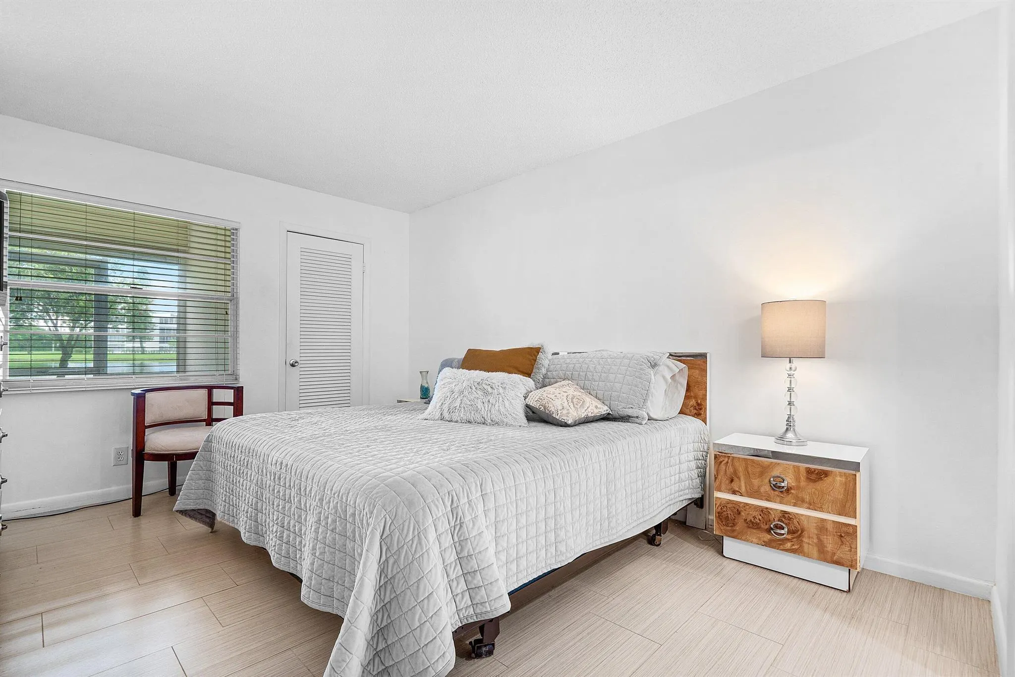 1045 Lincoln C