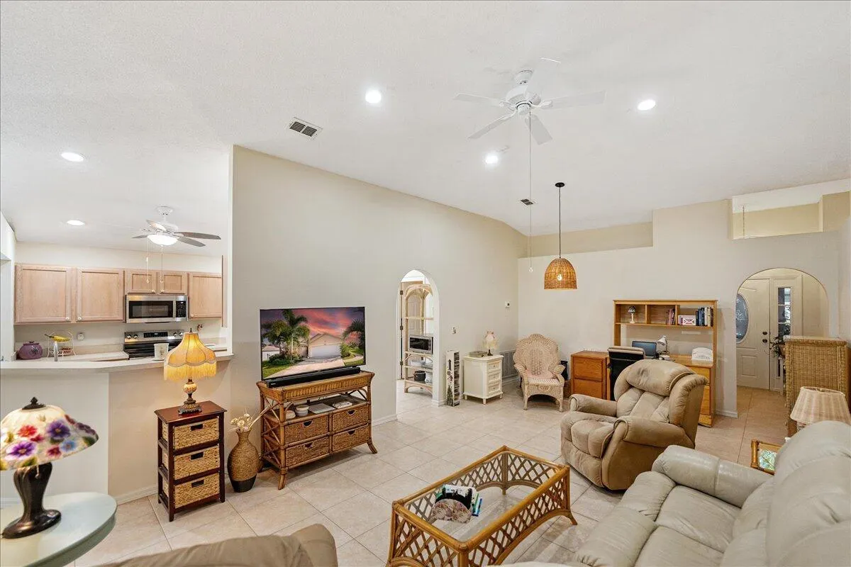 488 SW Deer Run