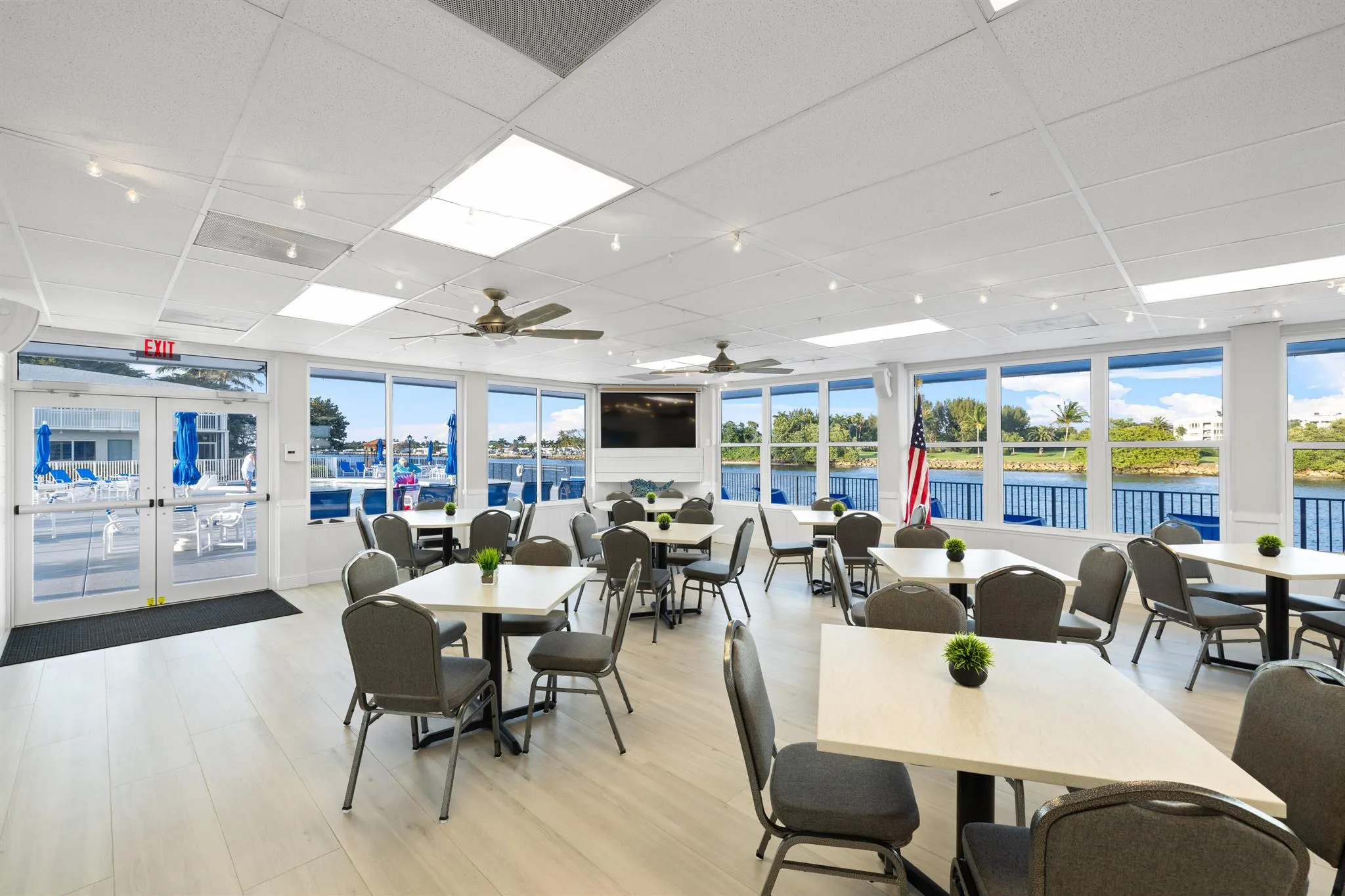 2420 S Federal Highway, #18