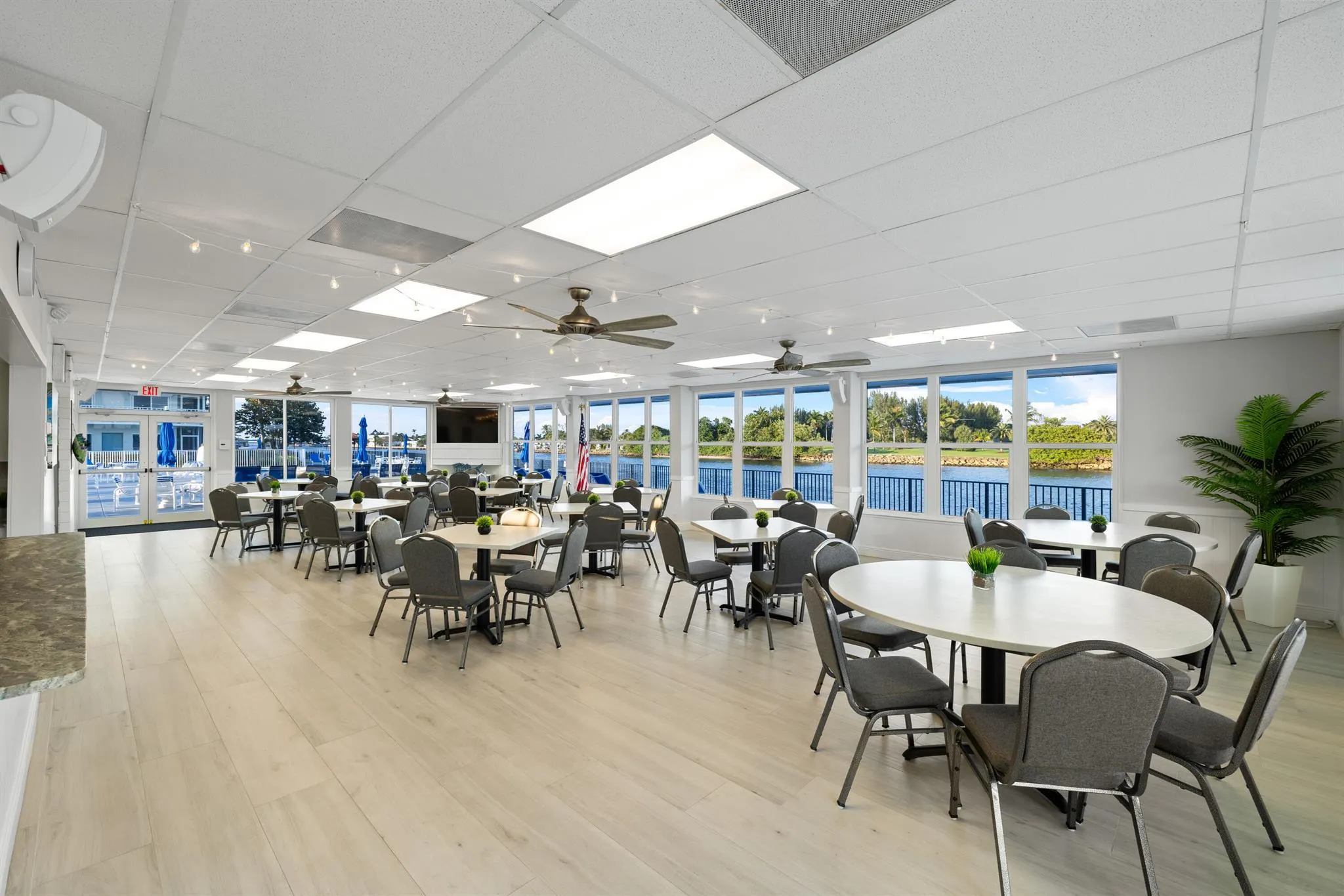 2420 S Federal Highway, #18