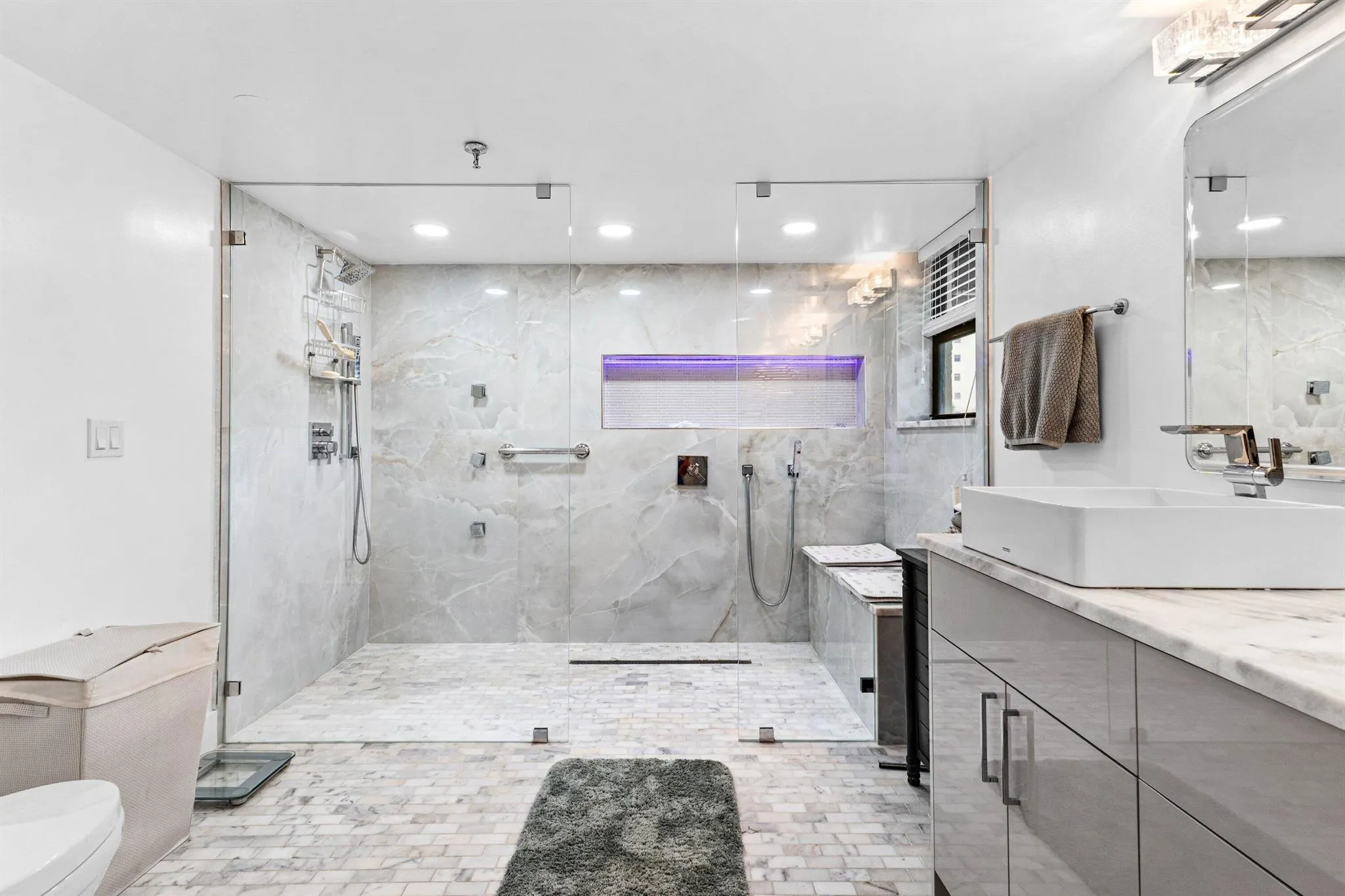 7572 Regency Lake Drive, #301