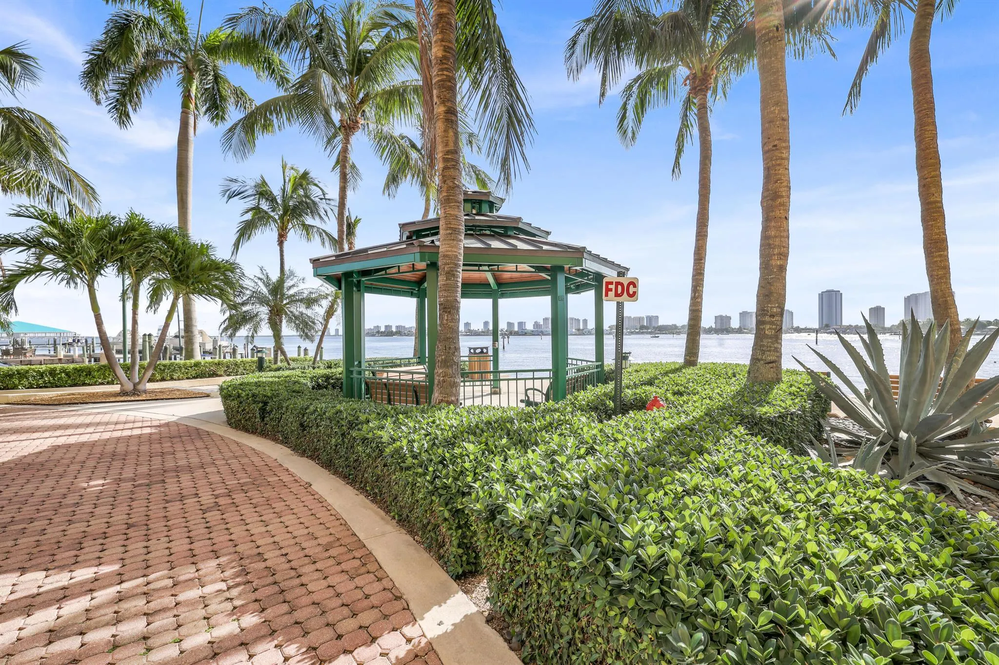 2640 Lake Shore Drive, #507