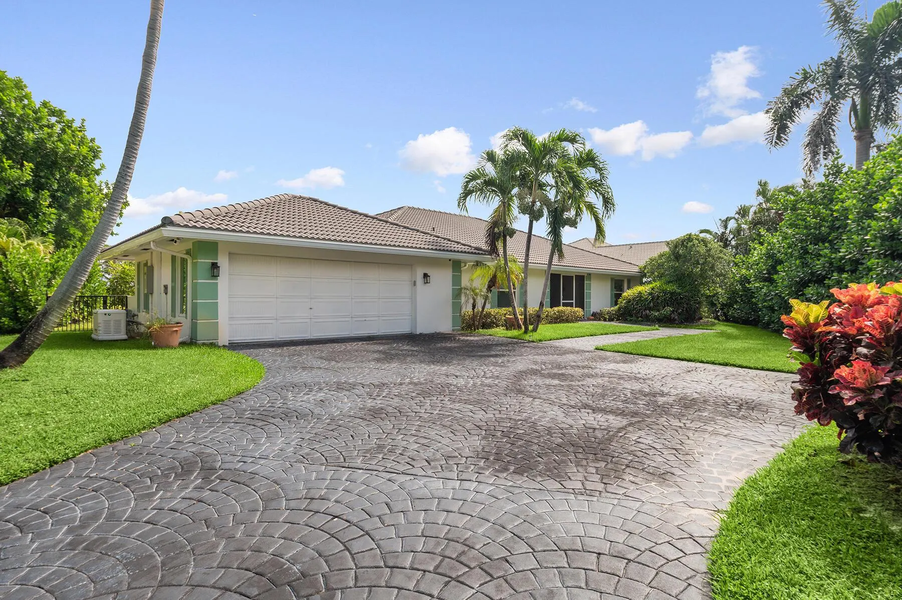 8 Woodbrook Circle
