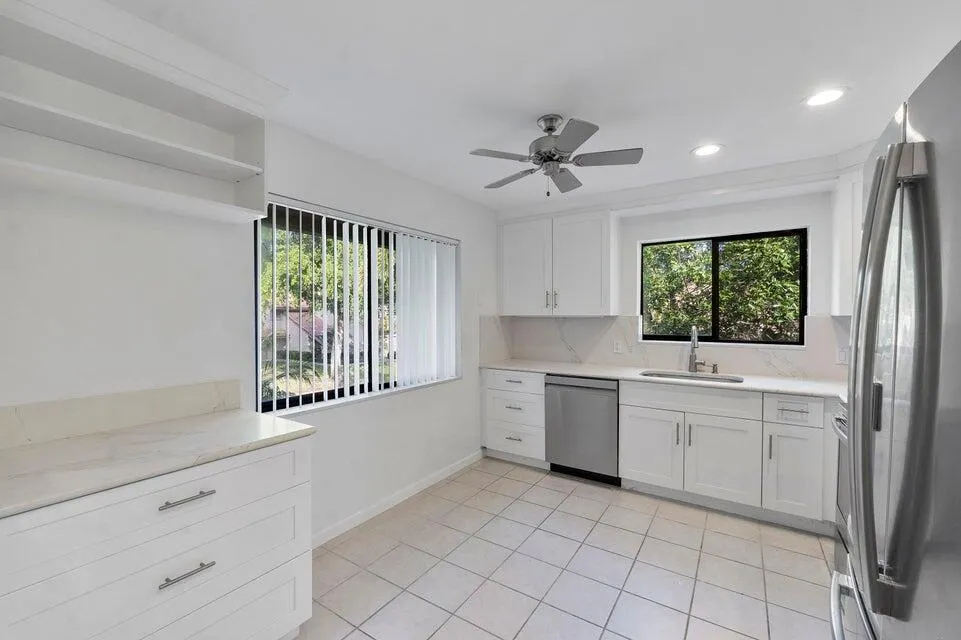 5720 Coach House Circel Circle E