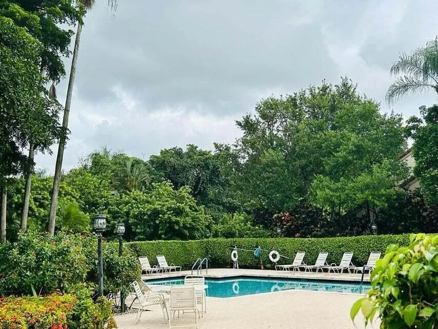 5720 Coach House Circel Circle E
