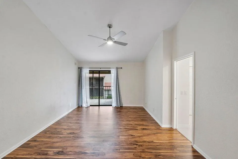 5720 Coach House Circel Circle E