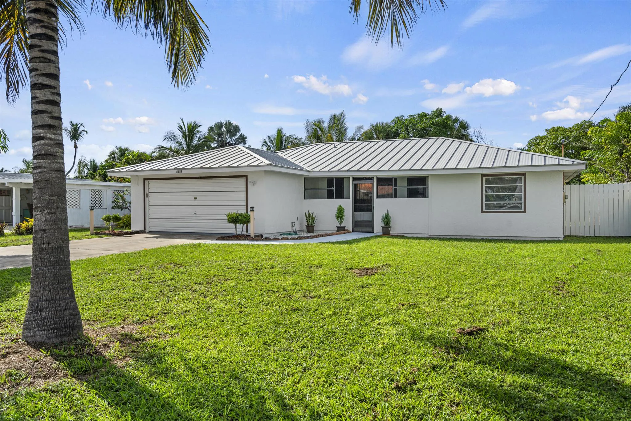 1915 Eucalyptus Avenue