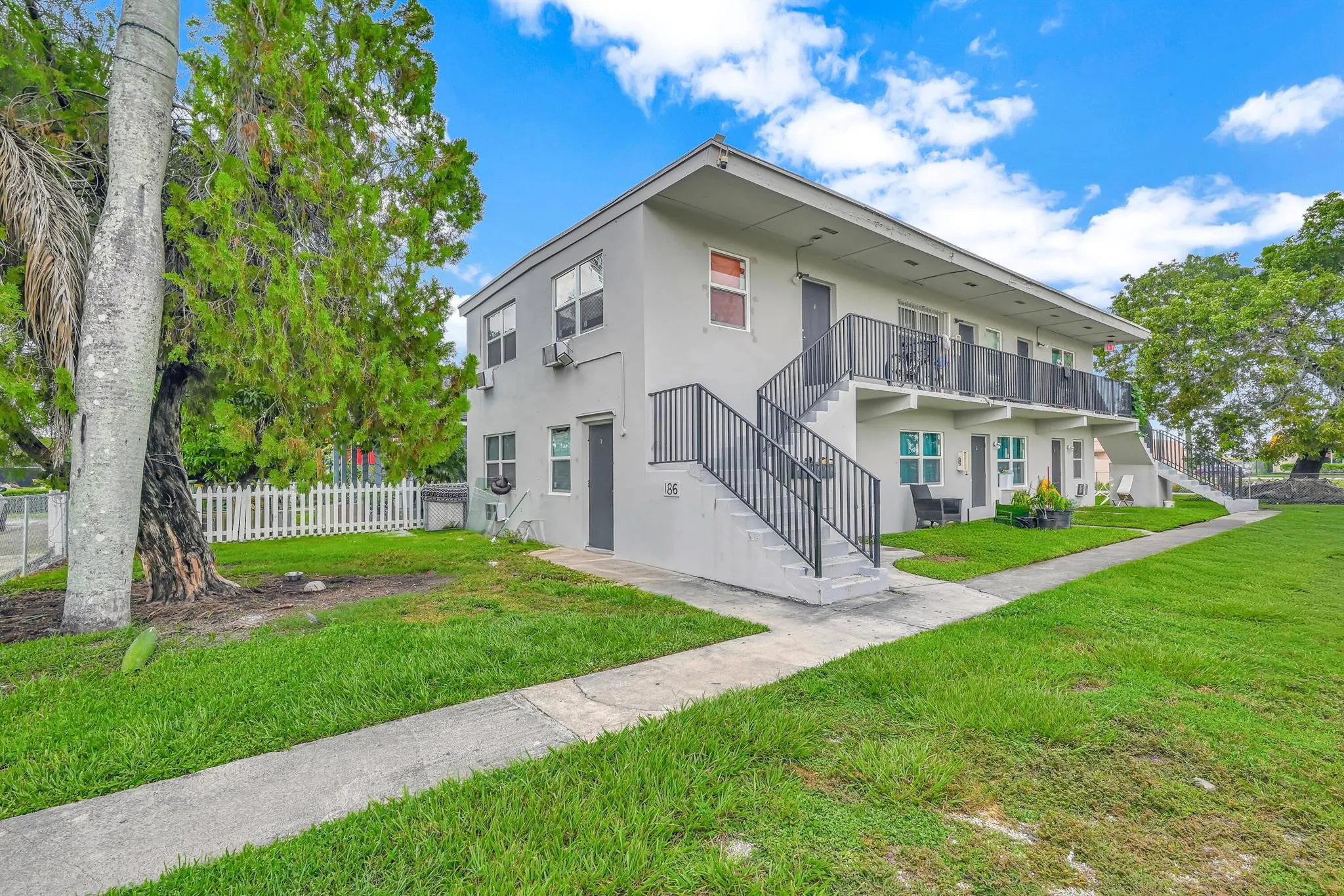 186 NW 1st Street