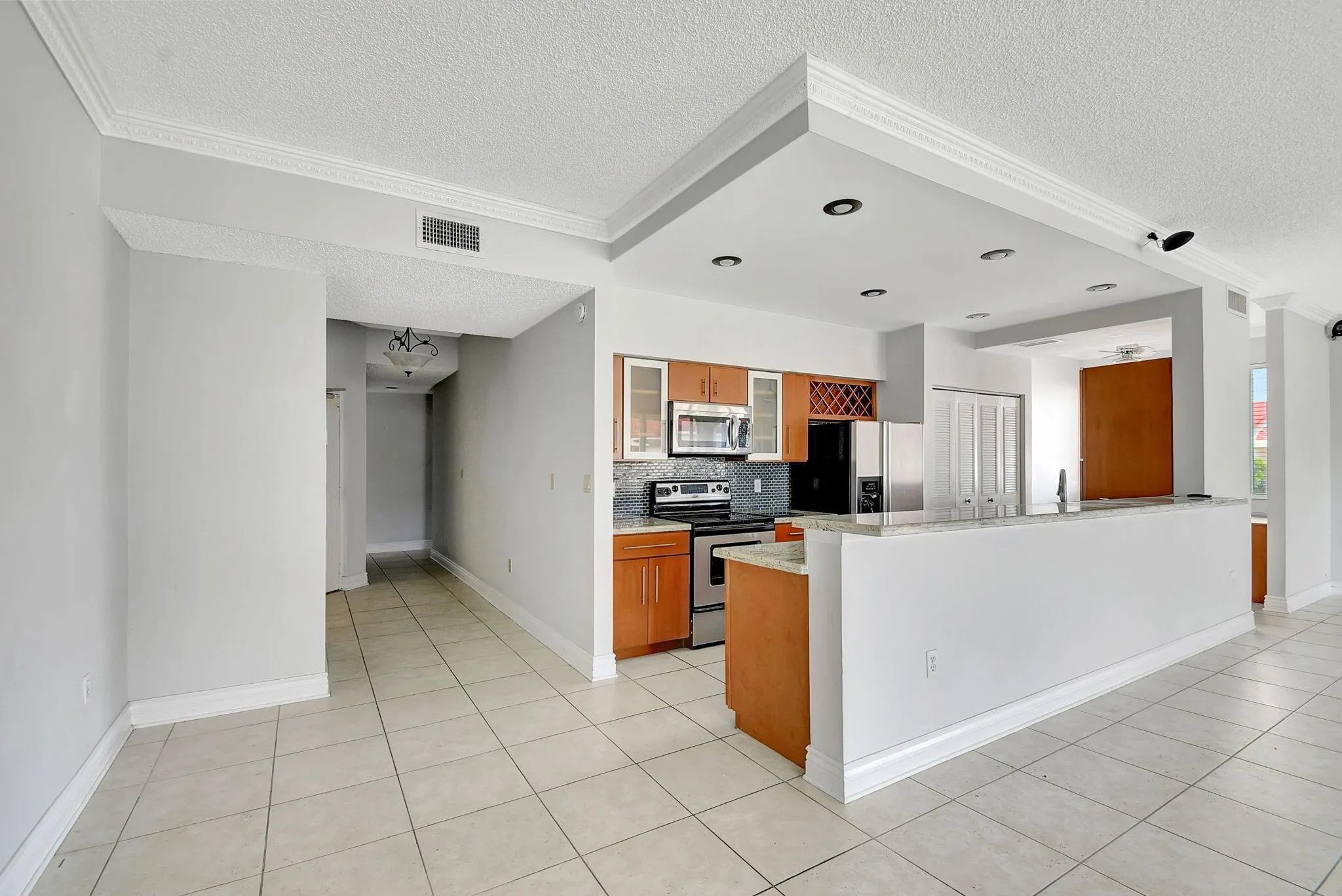 107 Half Moon Circle, #A3