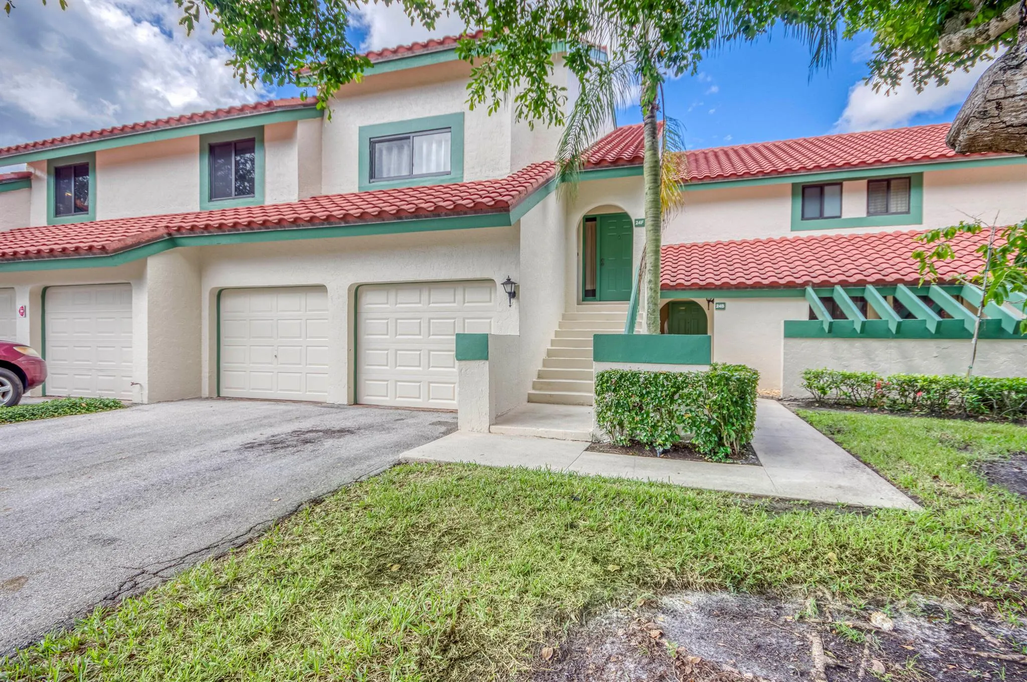 24 Lexington Lane W, #B