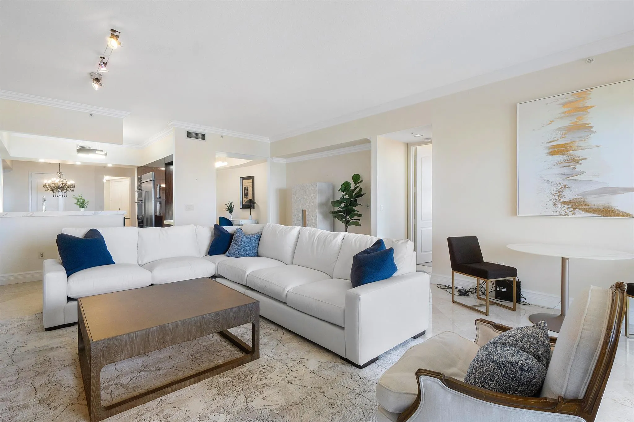 201 S Narcissus Avenue, #605