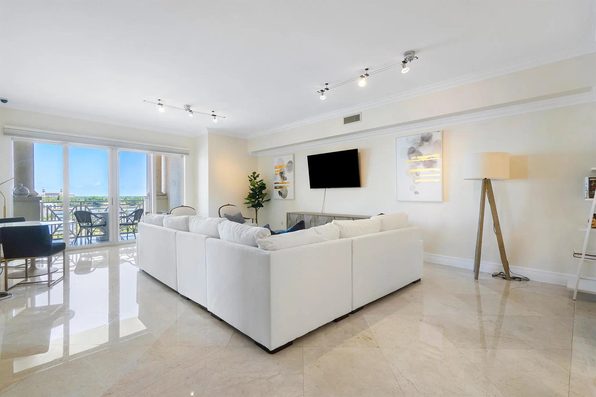 201 S Narcissus Avenue, #605