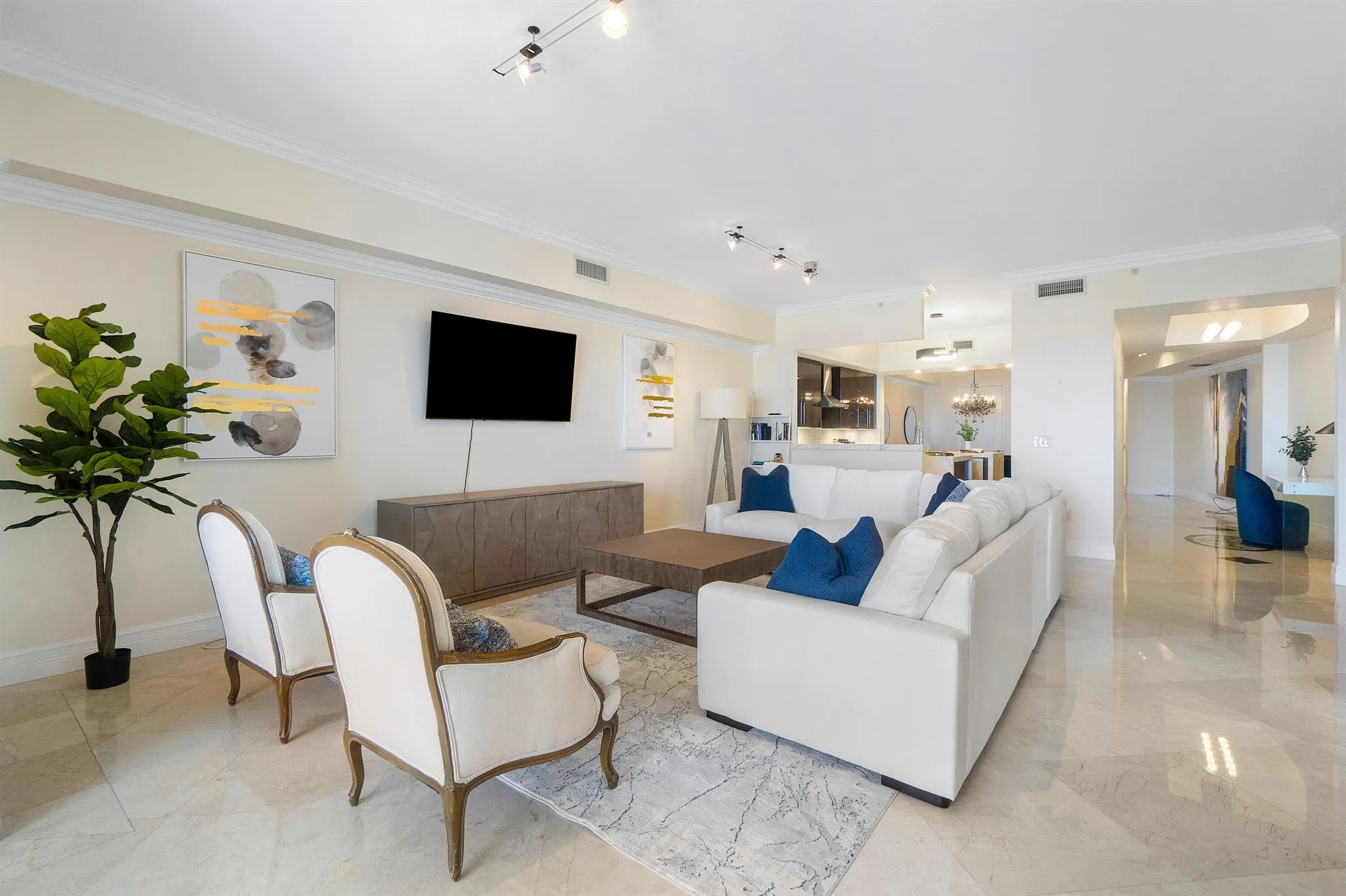 201 S Narcissus Avenue, #605