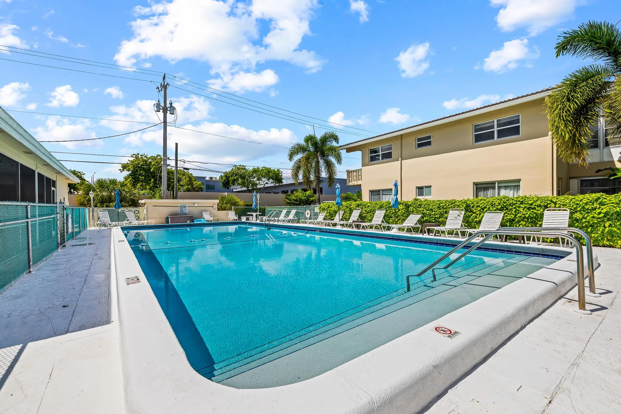 2121 NE 42nd Court, #102c