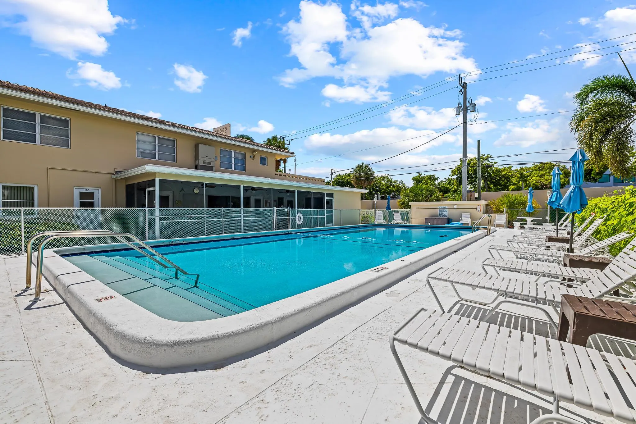 2121 NE 42nd Court, #102c