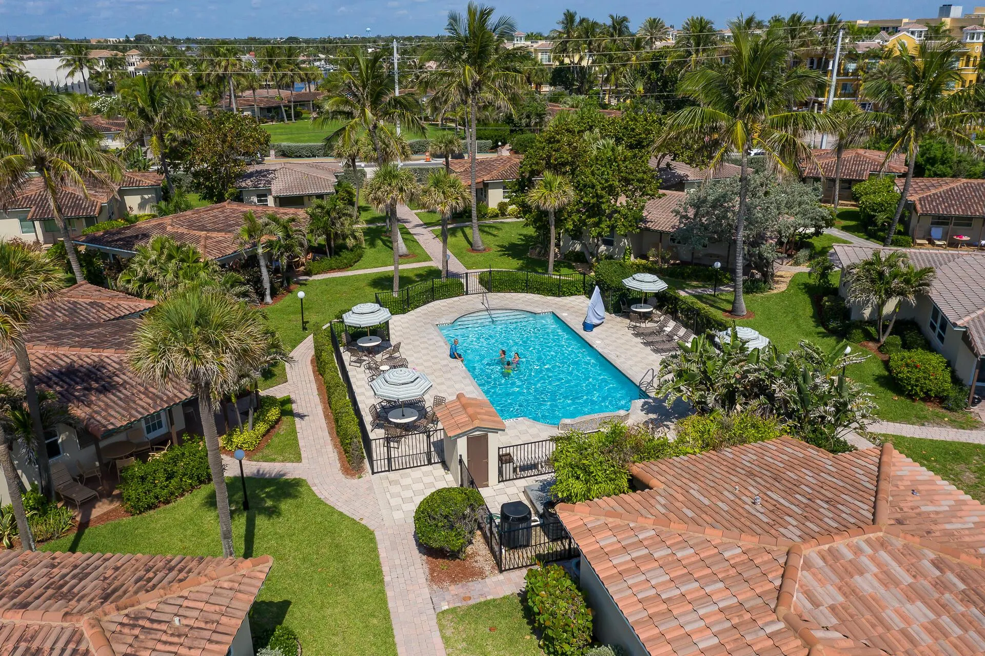 1225 Hillsboro Mile, #M2