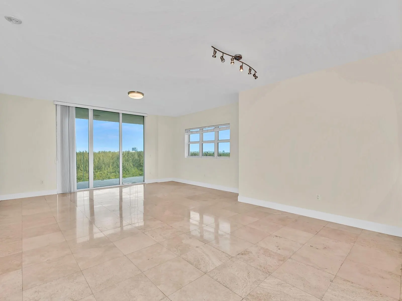 15051 Royal Oaks Lane, #906