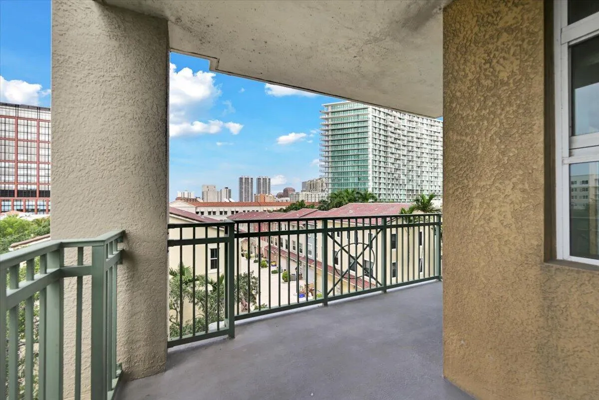 403 S Sapodilla Avenue, #405