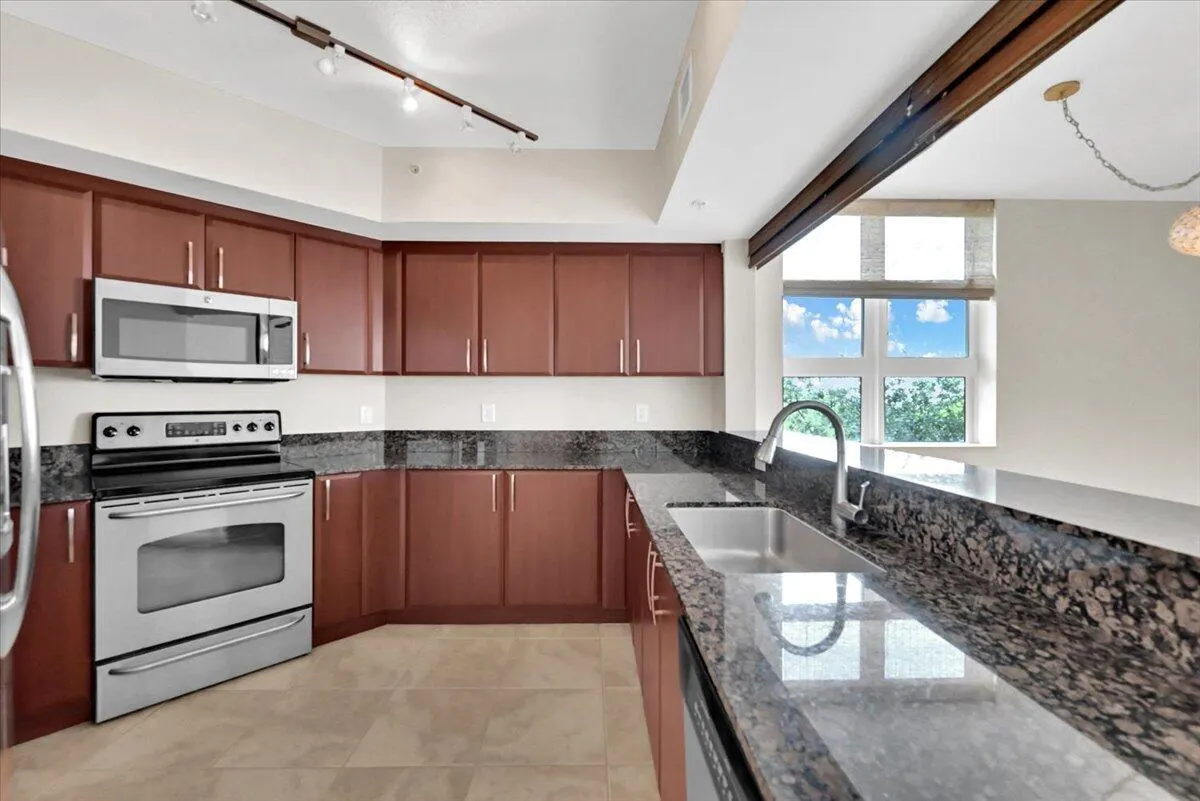 403 S Sapodilla Avenue, #405