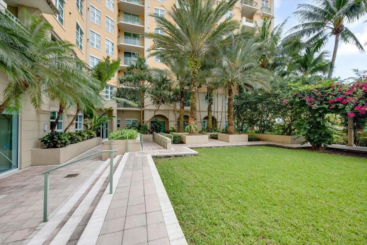 403 S Sapodilla Avenue, #405
