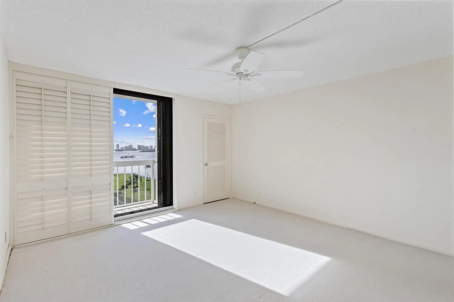 123 Lakeshore Drive, #943