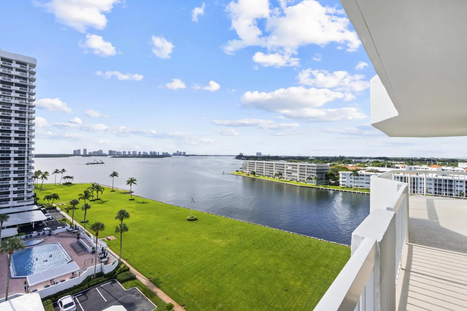 123 Lakeshore Drive, #943
