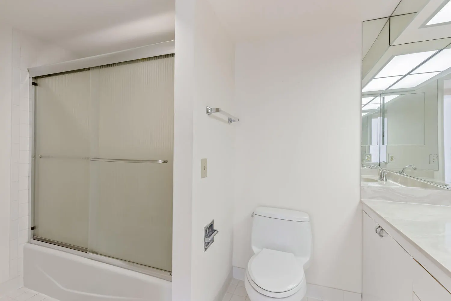 123 Lakeshore Drive, #943