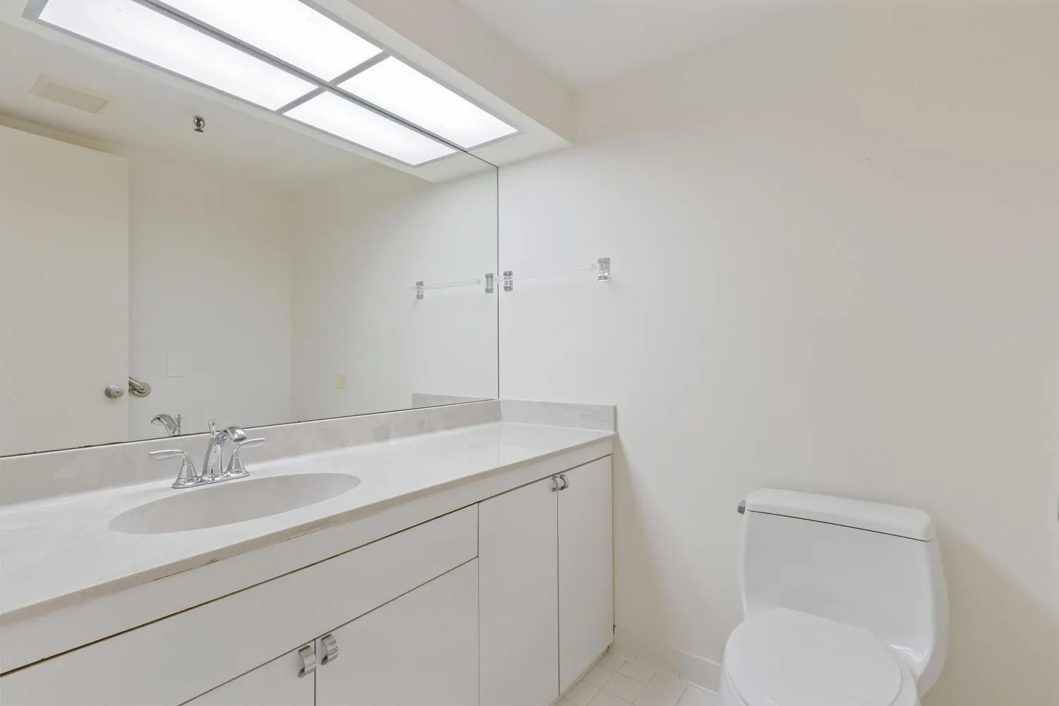 123 Lakeshore Drive, #943