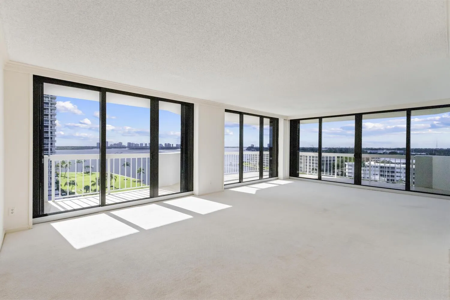 123 Lakeshore Drive, #943