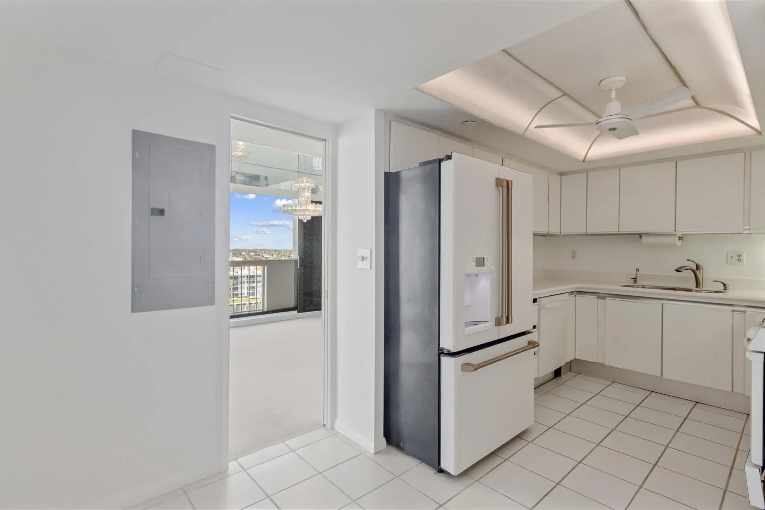 123 Lakeshore Drive, #943