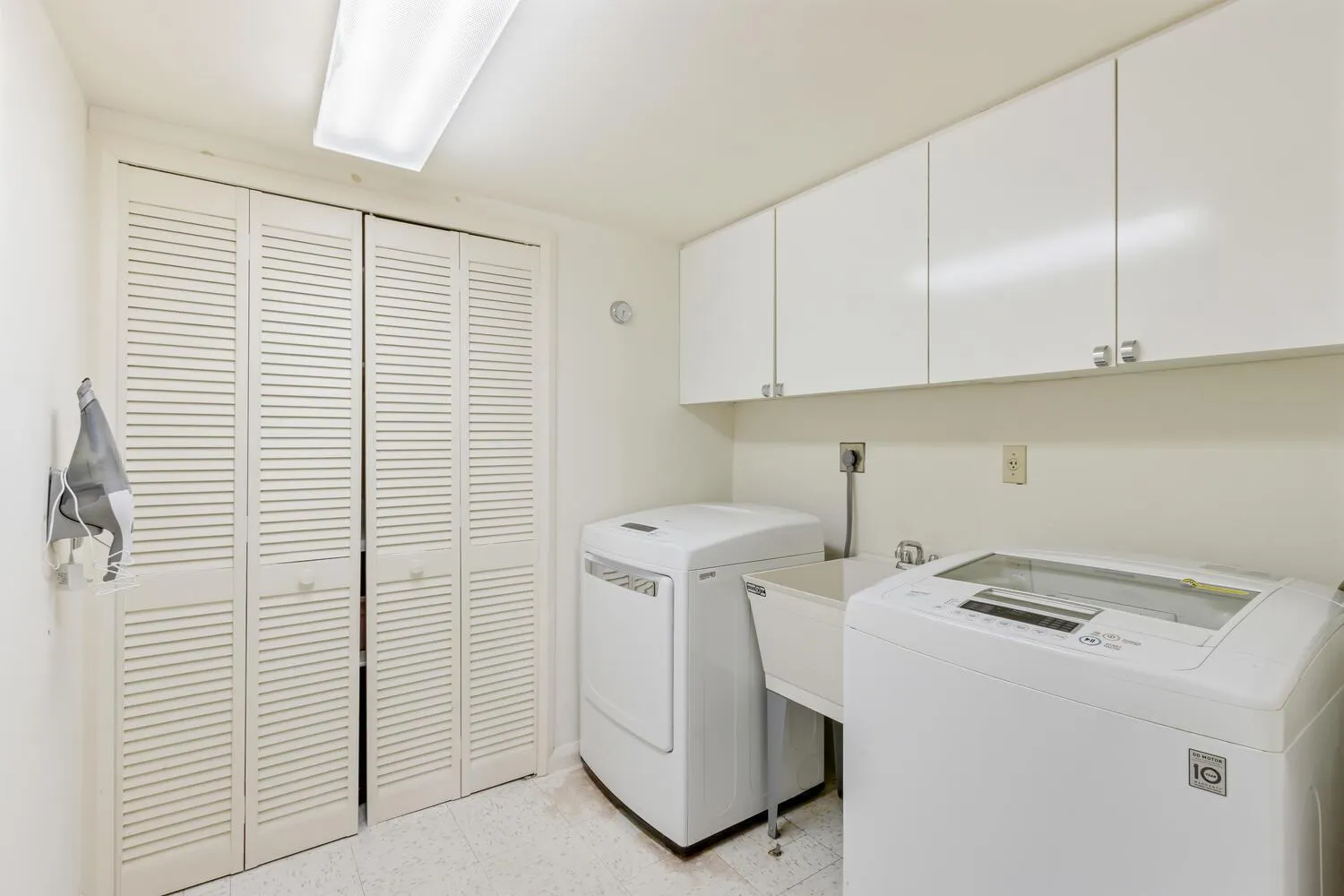 123 Lakeshore Drive, #943