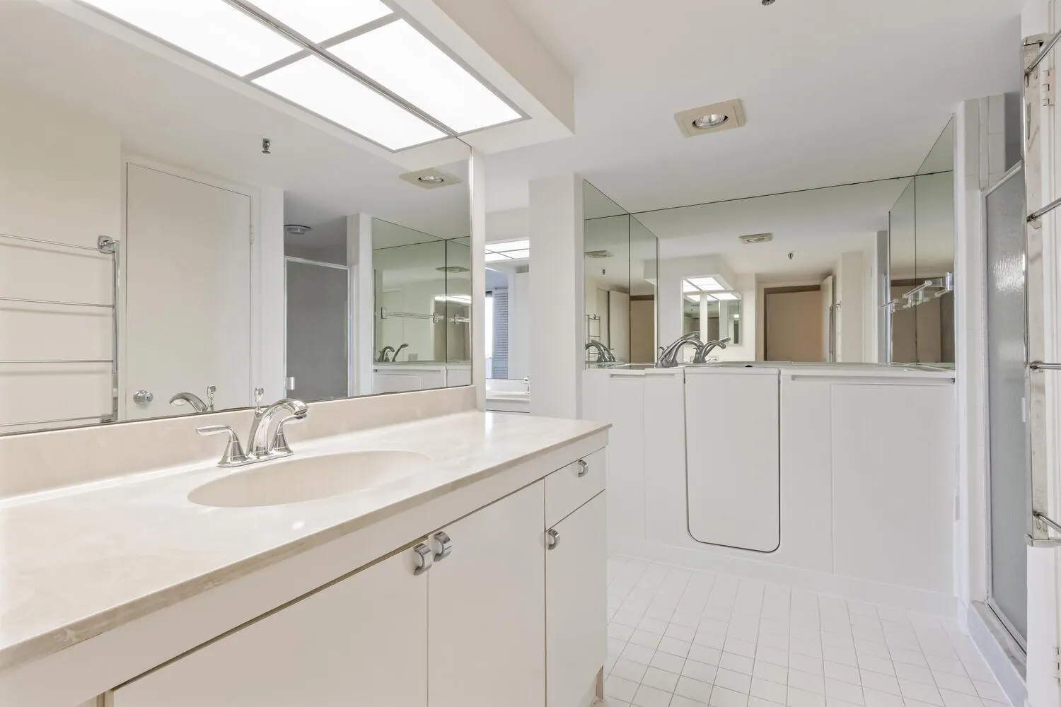 123 Lakeshore Drive, #943