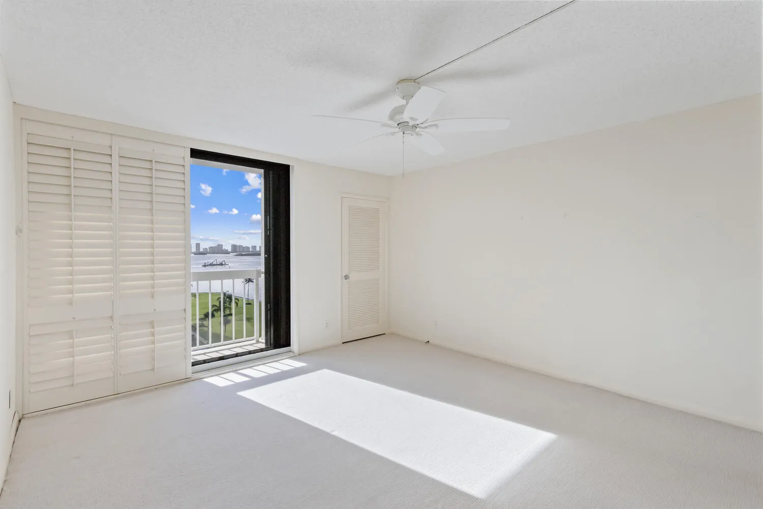 123 Lakeshore Drive, #943