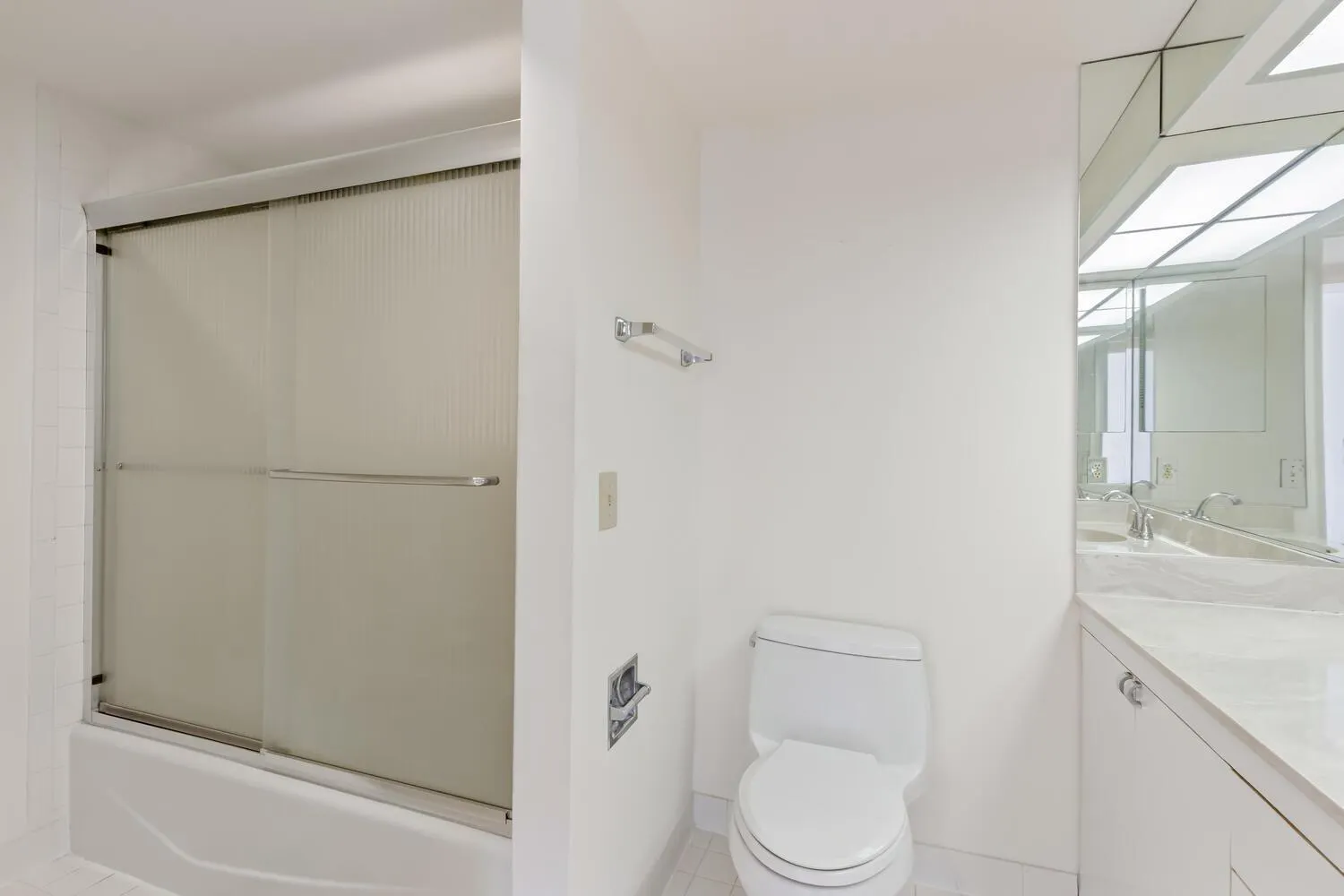 123 Lakeshore Drive, #943