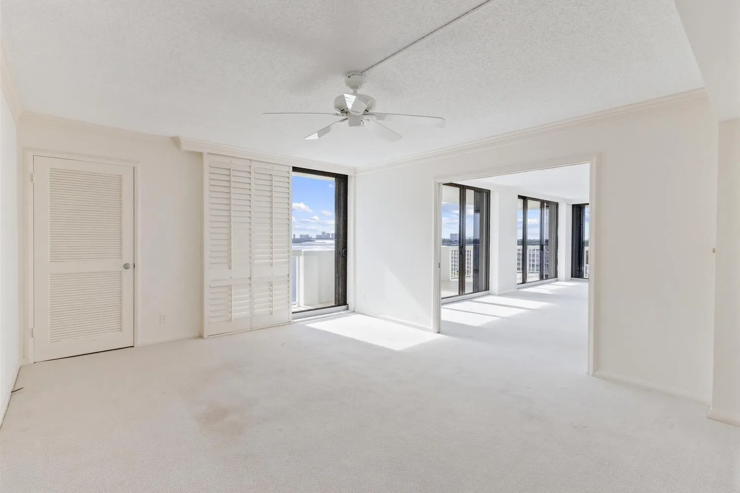 123 Lakeshore Drive, #943