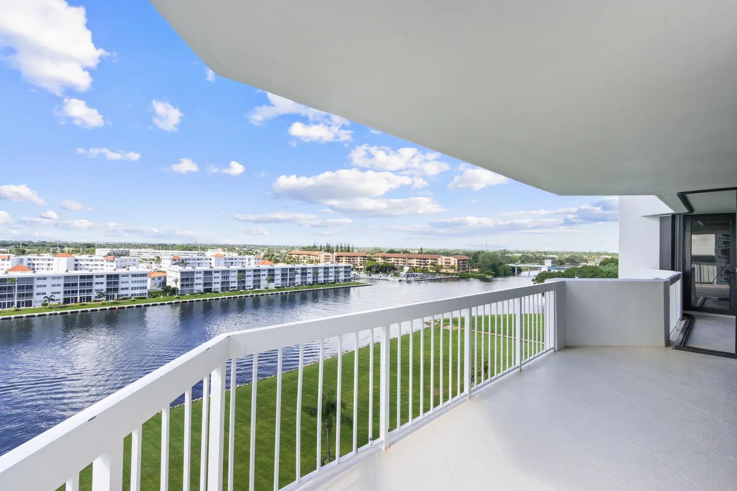 123 Lakeshore Drive, #943