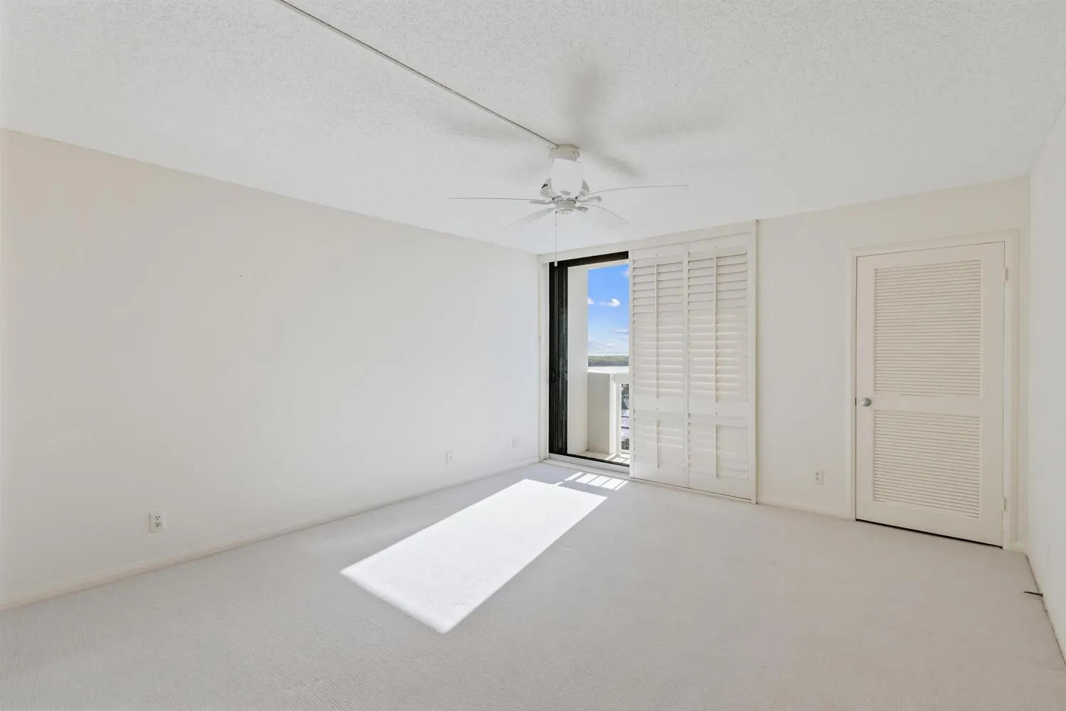 123 Lakeshore Drive, #943
