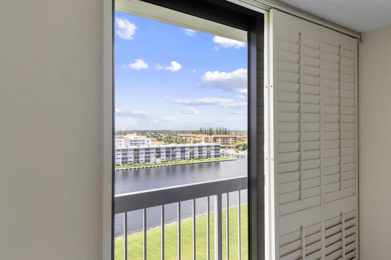 123 Lakeshore Drive, #943