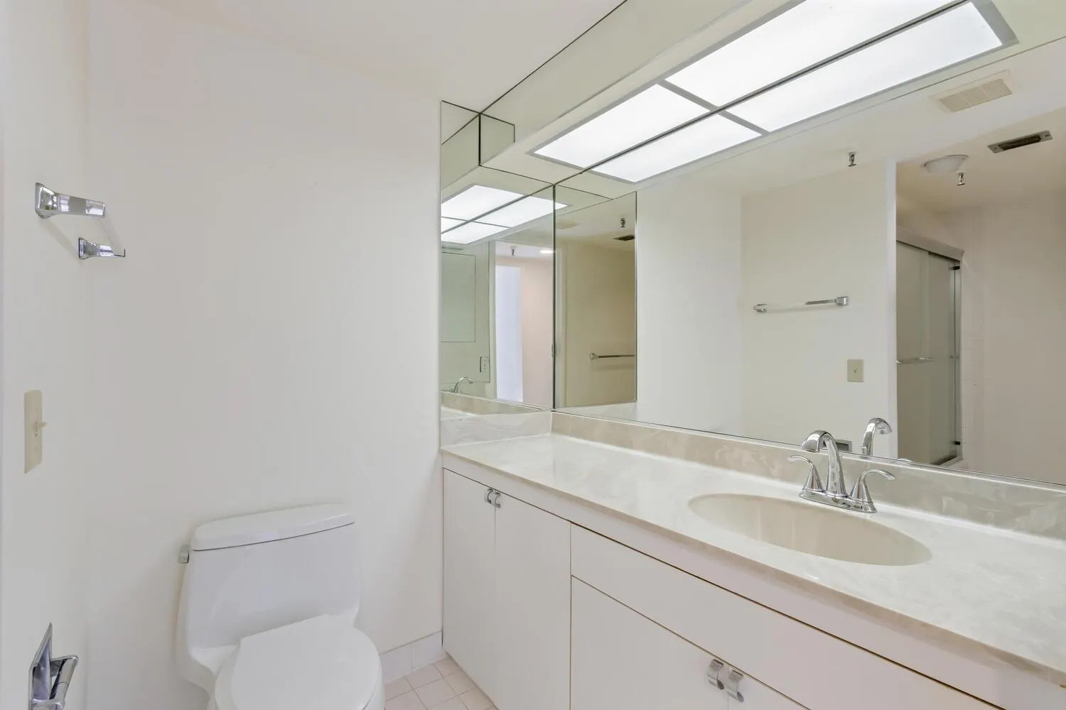 123 Lakeshore Drive, #943