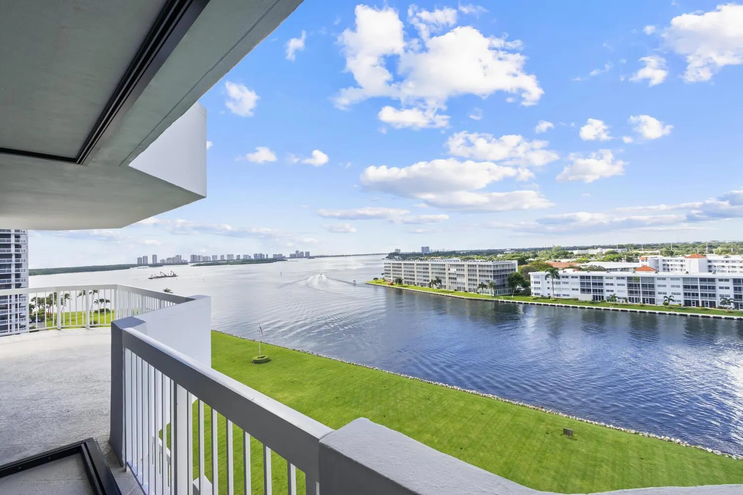 123 Lakeshore Drive, #943