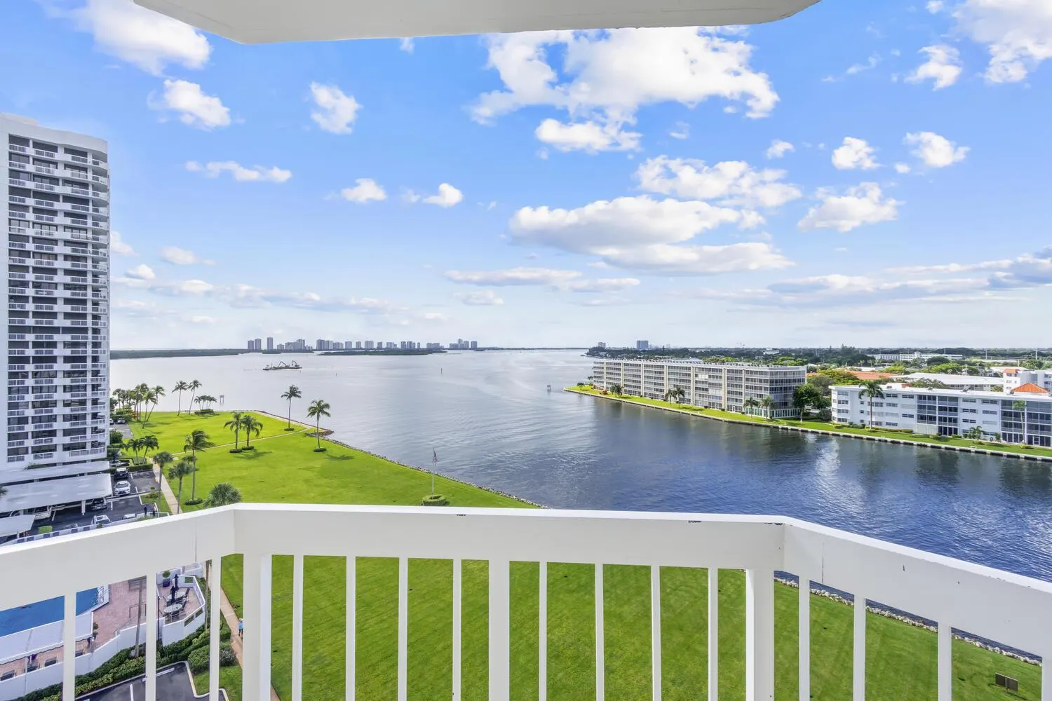 123 Lakeshore Drive, #943