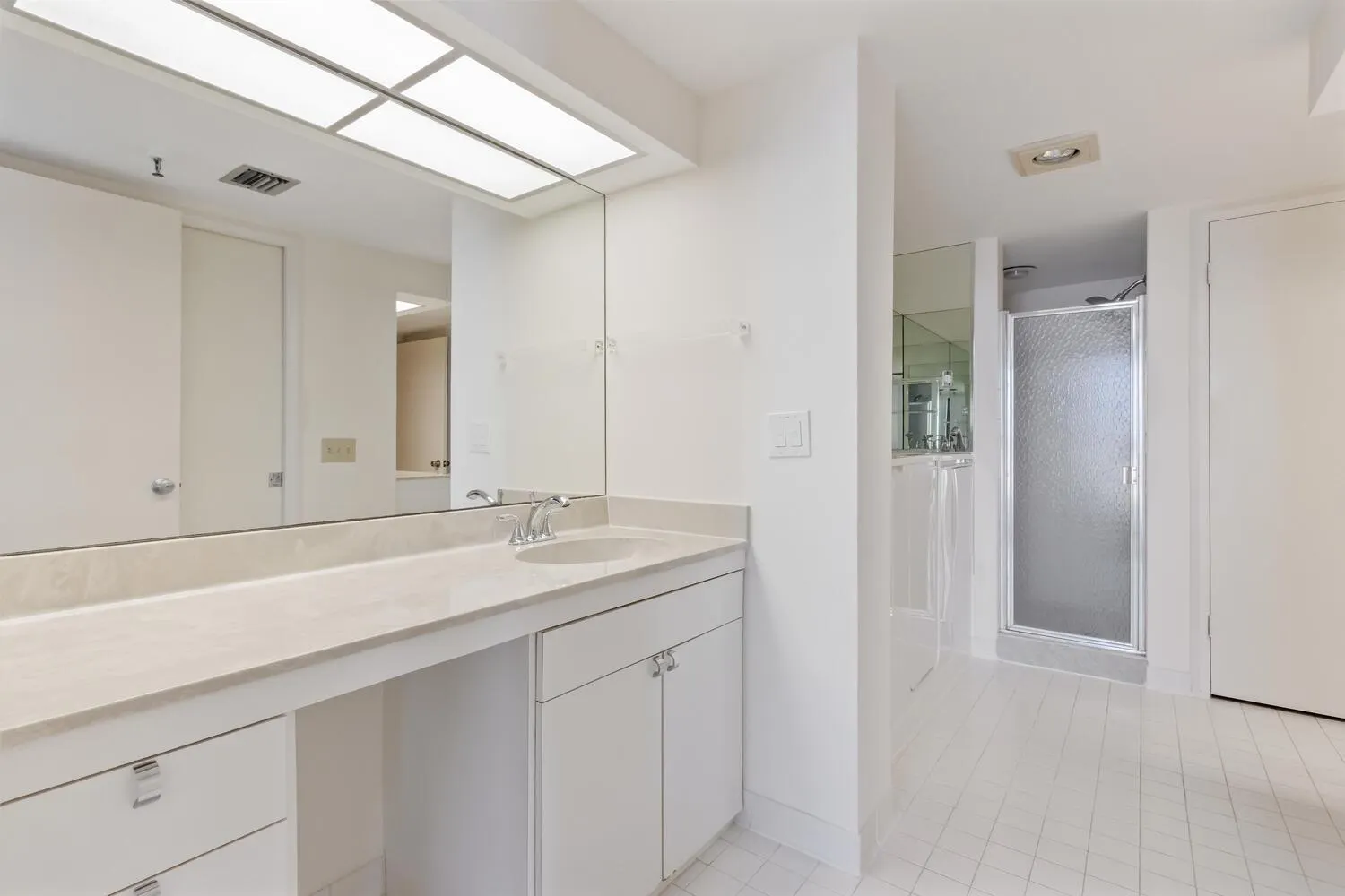 123 Lakeshore Drive, #943