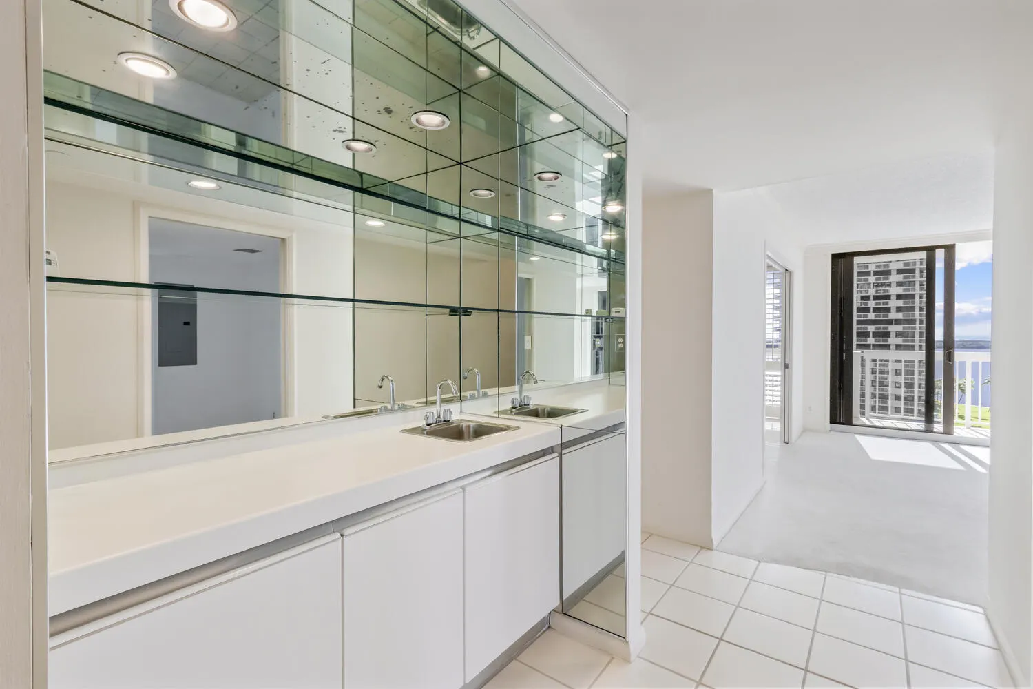 123 Lakeshore Drive, #943