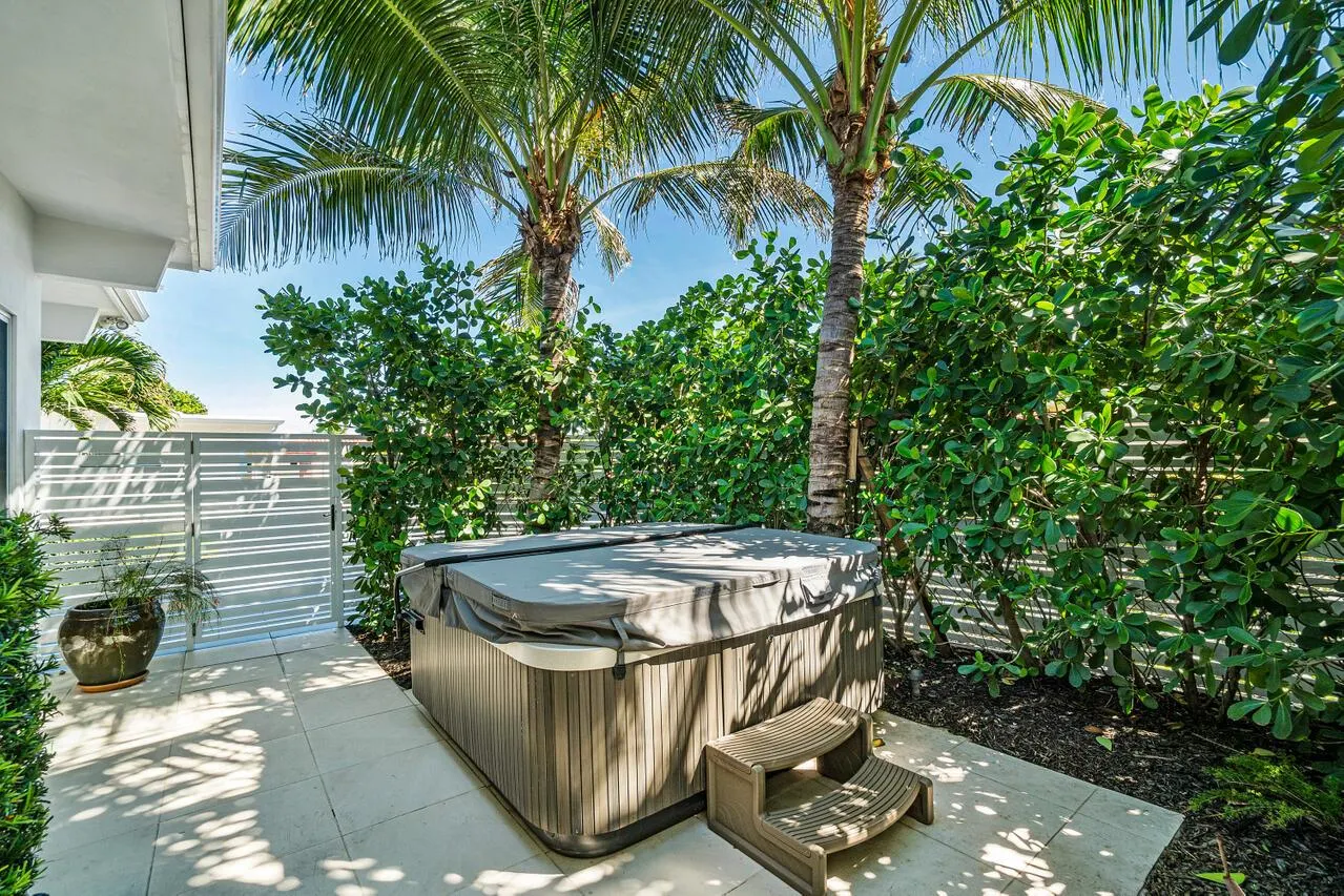 1212 Hillsboro Mile, #10